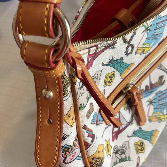Dooney Bourke Americana landscapes purse gateway arch, Las Vegas landmarks - Picture 8 of 16